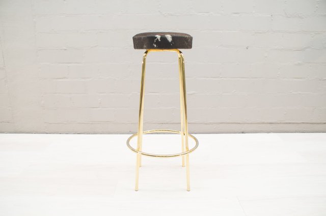 Goldene Mid-Century Barhocker mit Kuhfell, 1960er, 2er Set bei Pamono
