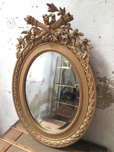 Antiker Spiegel mit goldenem Gipsrahmen bei Pamono kaufen