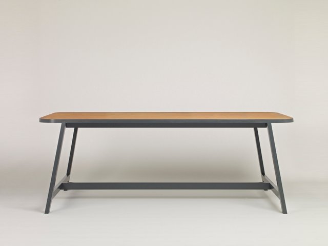 Großer grau lackierter Three Esstisch aus Eiche von Another Country bei