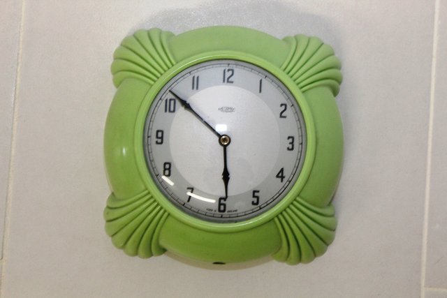 Grüne englische Wanduhr aus Bakelit, 1930er bei Pamono kaufen