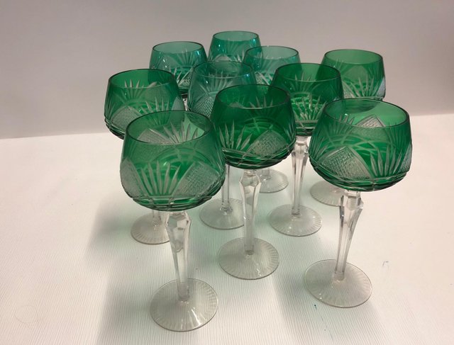 Grüne böhmische Gläser aus Kristallglas, 1930er, 10er Set bei Pamono kaufen