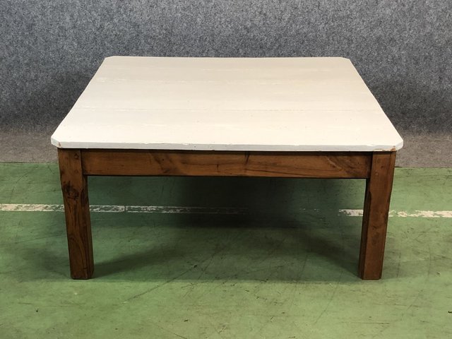 Minimalistischer französischer Vintage Couchtisch aus Tannenholz Minimalistischer französischer Vintage Couchtisch aus Tannenholz