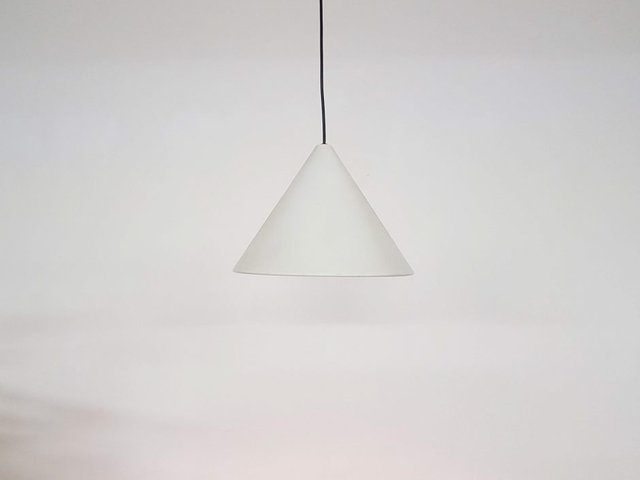 Dänische pyramidenförmige Lampen aus weißem Metall von Arne Dänische pyramidenförmige Lampen aus weißem Metall von Arne