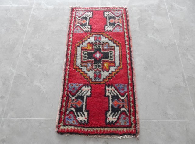 Small Mid-Century Turkish Decorative Rug, 1970s for sale at Pamono