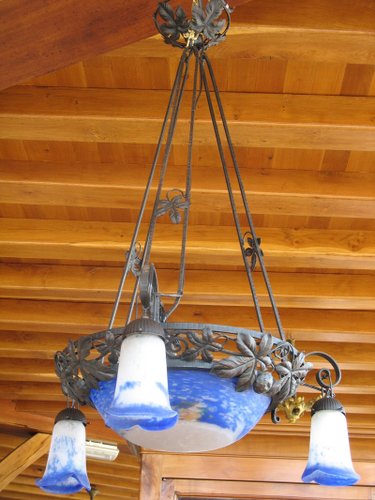 Lustre en forme de chandelier et en fer forgé dans le style vintage