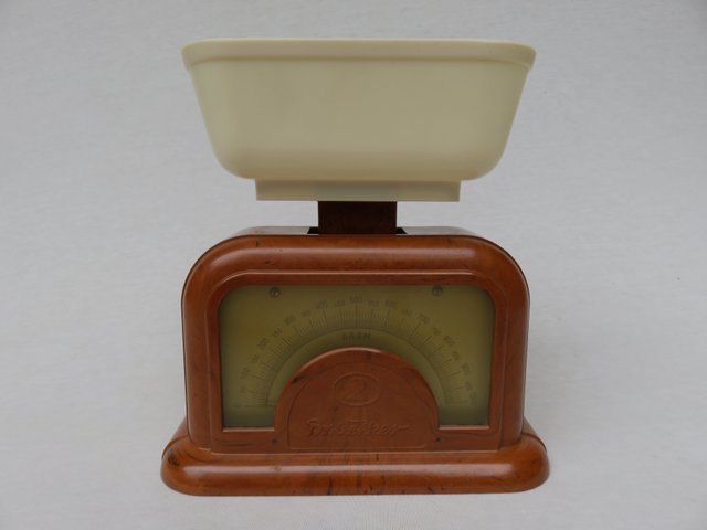 Vintage Küchenwaage aus Bakelit & Zelluloid von Dr. Oetker, 1930er bei Pamono kaufen