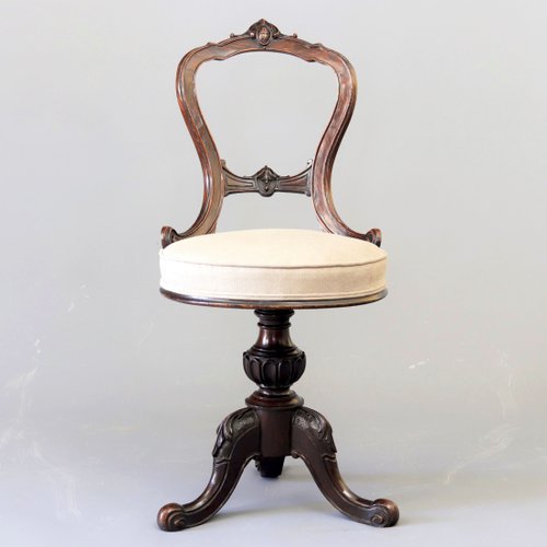 Silla giratoria victoriana antigua de nogal, década de 1870 en venta en
