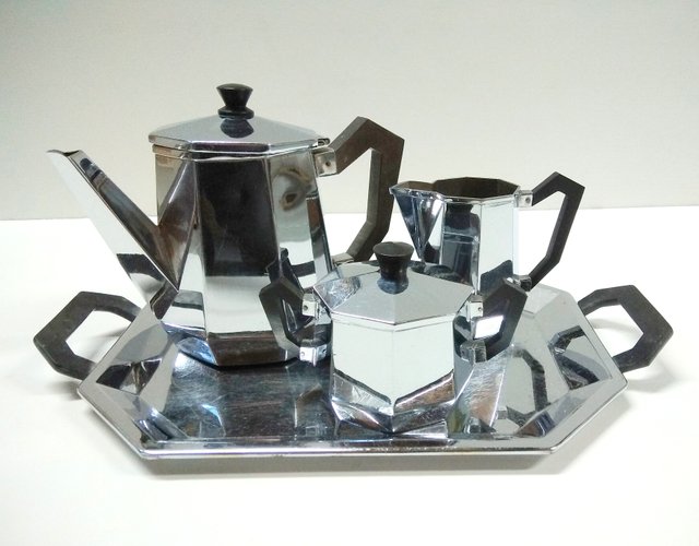 https://cdn20.pamono.com/p/s/5/8/584335_sz383zj2dk/model-ottagonale-coffee-or-tea-service-from-alessi-1940s-set-of-4.jpg