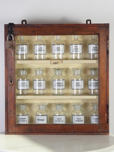 Vintage Pharmacy Cabinet 1960s Bei Pamono Kaufen