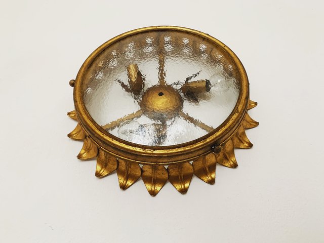 Goldene Hollywood Regency Deckenlampe, 1970er bei Pamono kaufen