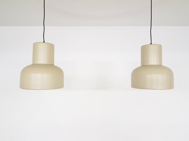 Metall Hängelampe von Anvia, 1960er bei Pamono kaufen Dänische pyramidenförmige Lampen aus weißem Metall von Arne
