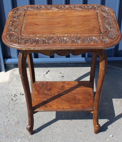 Antique Carved Solid Walnut Side Table 1910s En Vente Sur Pamono - Solid Walnut Side Tables Antique Carved Solid Walnut Side Table 1910s En Vente Sur Pamono - Solid Walnut Side Tables