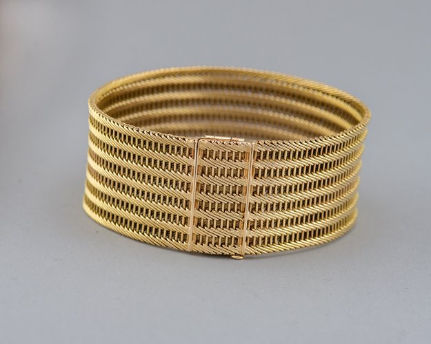 18 karat gold bangle