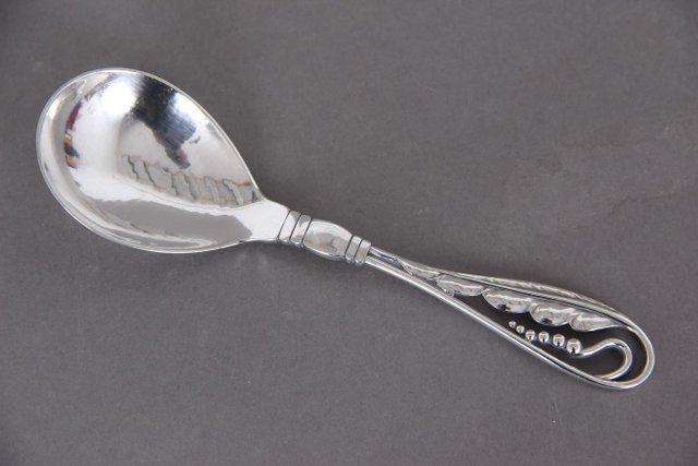 How much does a silver spoon weigh in grams