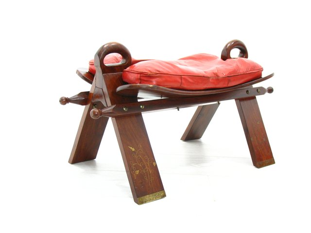 https://cdn20.pamono.com/p/s/7/3/736174_crmwqf02ew/vintage-camel-saddle-stool-1970s.jpg