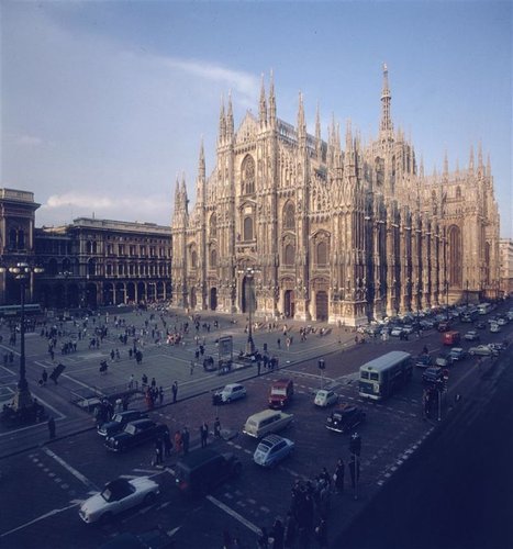 Poster Milan Cathedral Oversize C Print Framed in Black di Slim Aarons in  vendita su Pamono