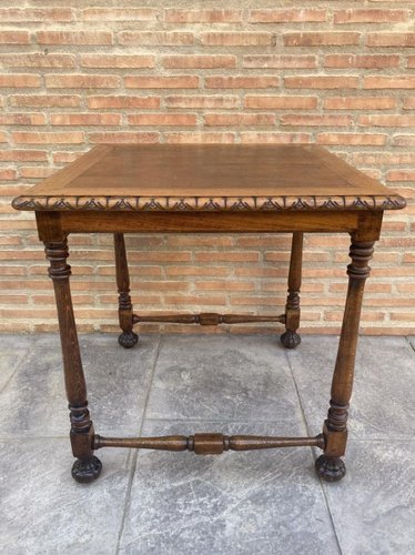 Mesa auxiliar Mid-Century cuadrada de nogal tallado de Louis Philippe