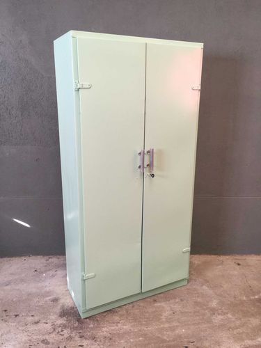 Credenza da cucina in metallo di Tolix, anni \'50 in vendita su Pamono Credenza da cucina in metallo di Tolix, anni \'50 in vendita su Pamono