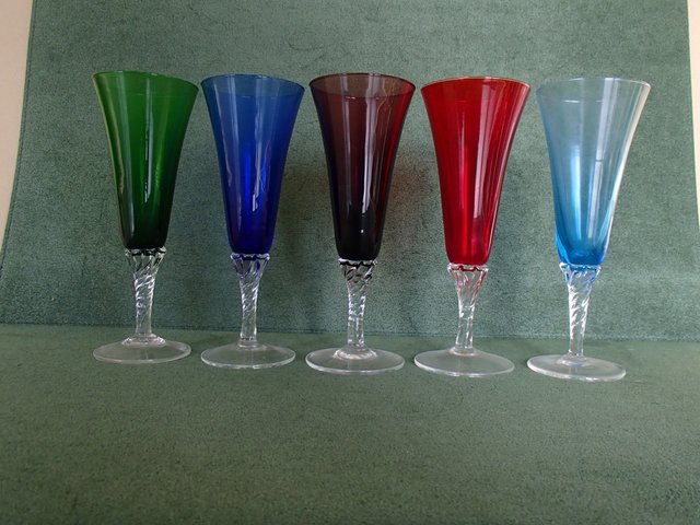 Champagne Flutes in vetro di Murano colorato, anni '50, set di 5 in vendita  su Pamono
