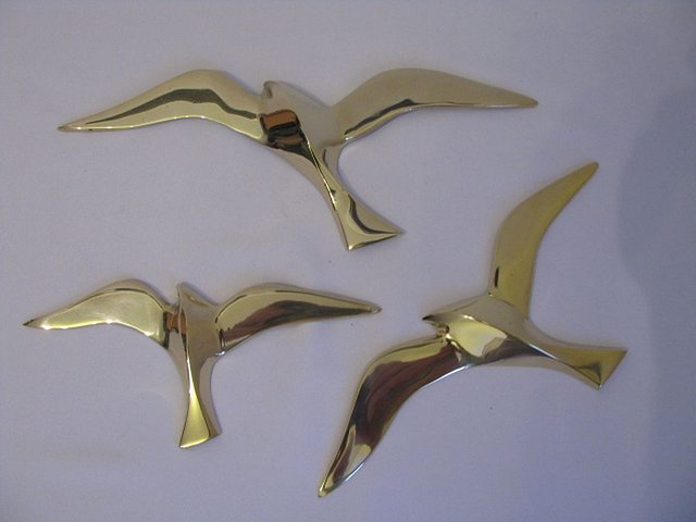 Conjunto de tres pájaros decorativos de latón. - Catawiki