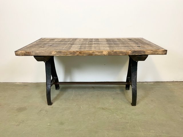 Mesa de comedor industrial con patas de hierro fundido, años 50 en