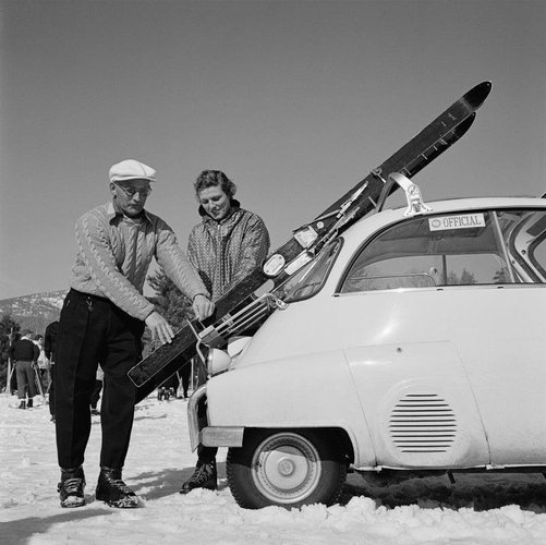 Slim Aarons, Ski Essentials, limitierte Auflage gestempelter Druck
