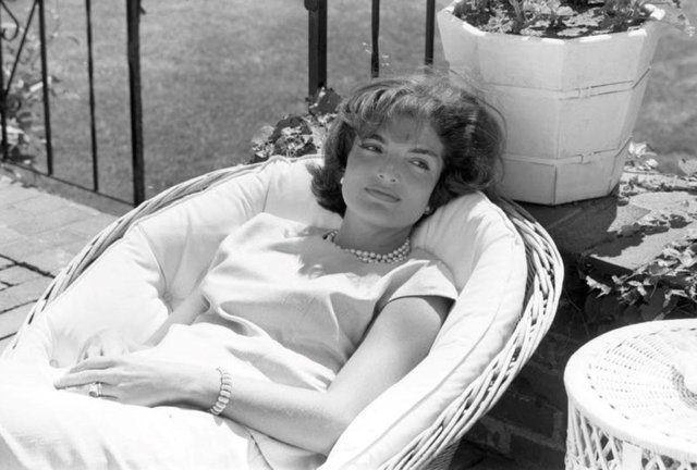 洋書　Jacqueline Kennedy et・・・ All Too Human: The Love Story of Jack and Jackie Kennedy