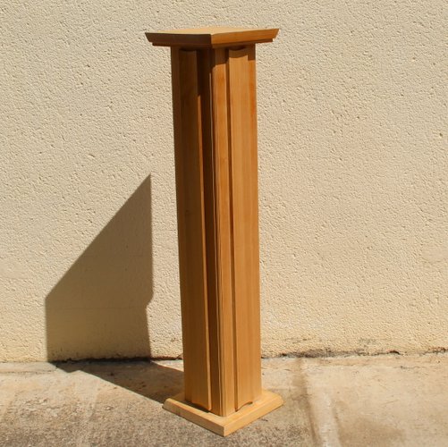 Pedestal en madera maciza y mármol.
