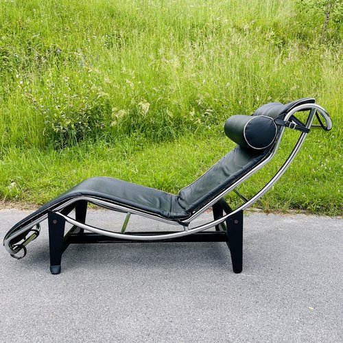 Vintage Lc4 lounge chair in black leather by Le Corbusier for