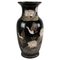 Keramik Vase mit schwarzer Glasur und mit Blumen verziert 1