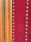 Divisorio a tre pannelli in velluto rosso con puntine in ottone antico, Immagine 4