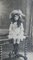 Fotografía antigua grande de niña en un banco, Francia, 1912, Imagen 1