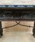 Spanischer Barock Tisch mit Solomonischen Beinen aus dunklem Nussholz mit geschnitzter Struktur und Eisentrage 16