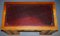 Escritorio Partner vintage de madera satinada con superficie de cuero color sangre de buey y respaldo con paneles, Imagen 8