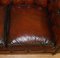 Vintage Ochsenblut Bordeaux Leder Chesterfield Club Sofa auf gedrechselten Beinen 8