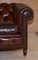 Vintage Ochsenblut Bordeaux Leder Chesterfield Club Sofa auf gedrechselten Beinen 12