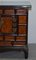 Antikes chinesisches Sideboard aus Ulmenholz & Messing mit Gravur 10
