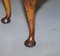 Mesita de noche Queen Anne de madera nudosa de nogal con patas cabriolé talladas, Imagen 11