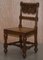 Handgeschnitzte Gothic Revival Esszimmerstühle aus Nussholz, 1840er, 8er Set 5
