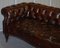 Viktorianisches Serpentine Handgefärbtes Whiskey Brown Leder Chesterfield Sofa 15
