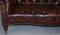 Viktorianisches Serpentine Handgefärbtes Whiskey Brown Leder Chesterfield Sofa 12