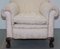 Viktorianisches Sofa & Sessel aus Damast & geschnitztem Nussholz mit Löwentatzenfüßen, 3er Set 17