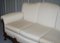 Verziertes 3-Sitzer Sofa aus geschnitztem Nussholz mit Löwentatzenfüßen 11