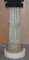 Vitrinas altas sobre pilares corintios con luces integradas. Juego de 2, Imagen 13
