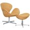 Fauteuil Swan & Repose-Pieds Egg en Cuir de Daim Marron de Fritz Hansen, 1976, Set de 2 1