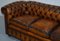 England Handgefärbtes Whiskey Brown 3-Sitzer Chesterfield Club Sofa, 1930er 5