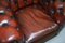 Chesterfield Club Sofa & Sessel in Bordeaux mit gedrechselten Beinen, 3 . Set 6