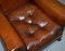 Divano e poltrone in legno di noce intarsiato e pelle marrone di Thomas Chippendale, set di 3, Immagine 4