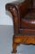 Divano e poltrone in legno di noce intarsiato e pelle marrone di Thomas Chippendale, set di 3, Immagine 9