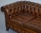 Voll gefedertes Chesterfield Sofa aus gealtertem braunem Leder von Thomas Chippendale 3